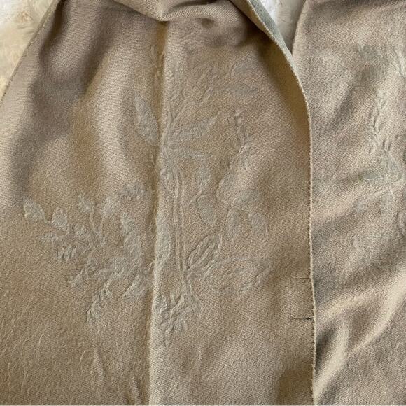 b. Boutique by evergreen Women’s Scarf Two Tone Cream Tan Soft Floral Detail - Picture 4 of 5